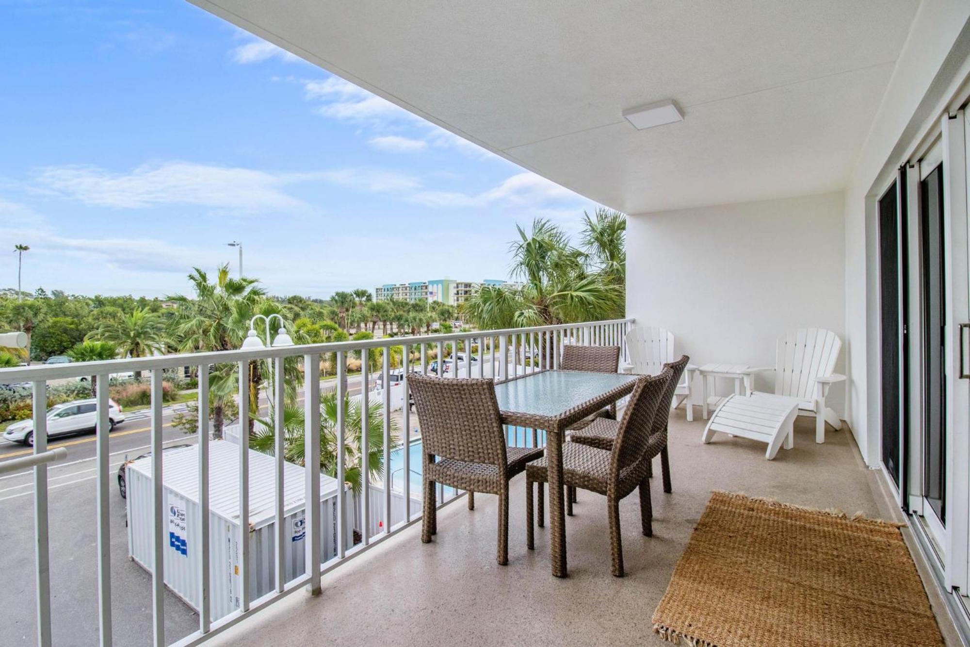 Beach Oasis - No Storm Damage & Guest Ready! Come Enjoy The Heated Pool & Relax At The Beach! Clearwater Beach Exterior photo