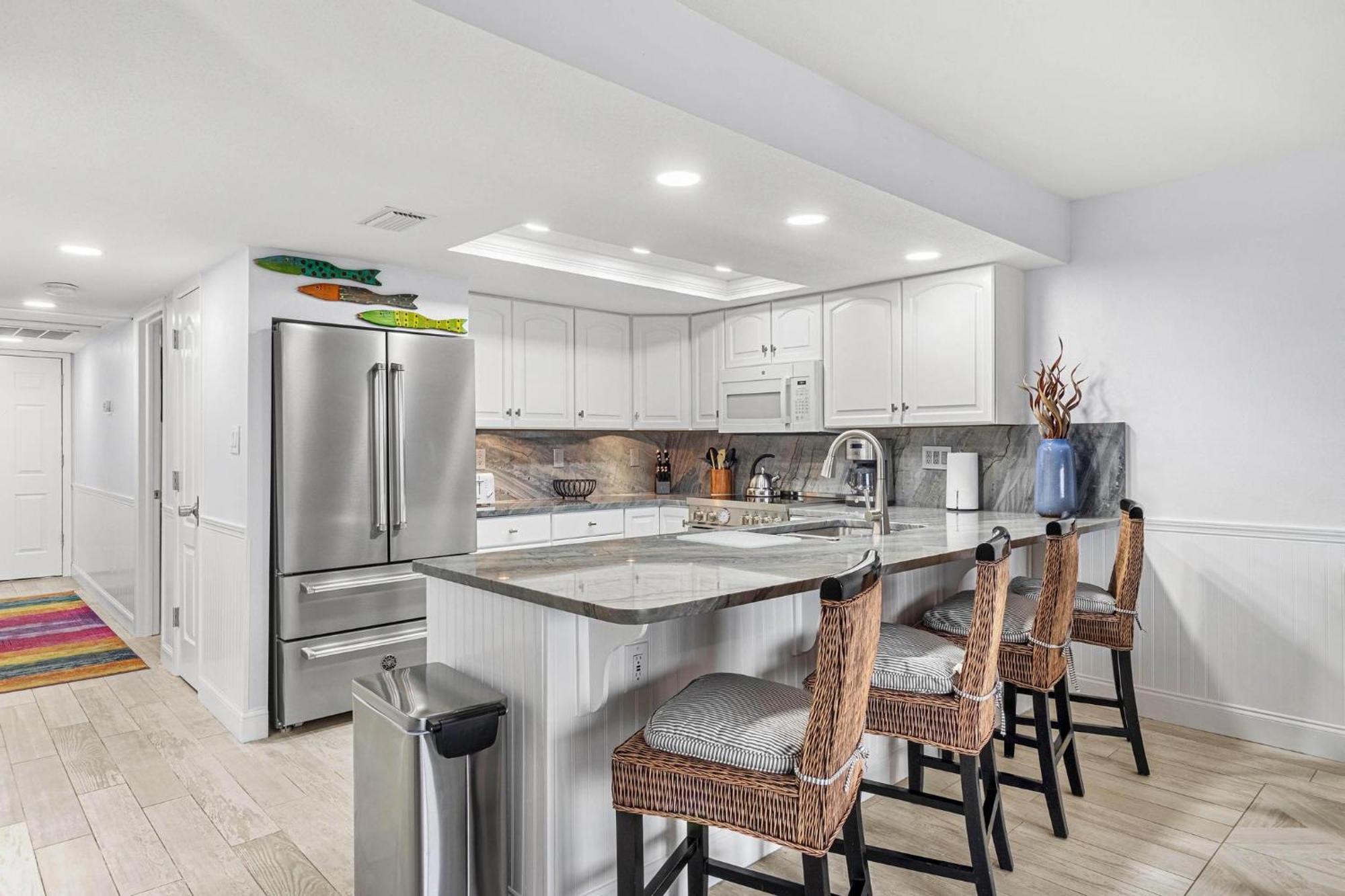 Beach Oasis - No Storm Damage & Guest Ready! Come Enjoy The Heated Pool & Relax At The Beach! Clearwater Beach Exterior photo